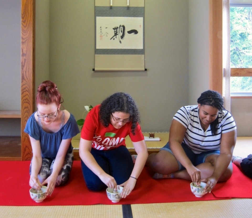Asian Studies students participating in Japanse Tea Ceremony