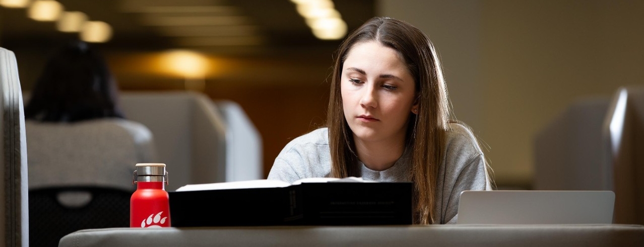 240322aAcademic007.CR2
Students pose for marketing photos in Langsam Library.