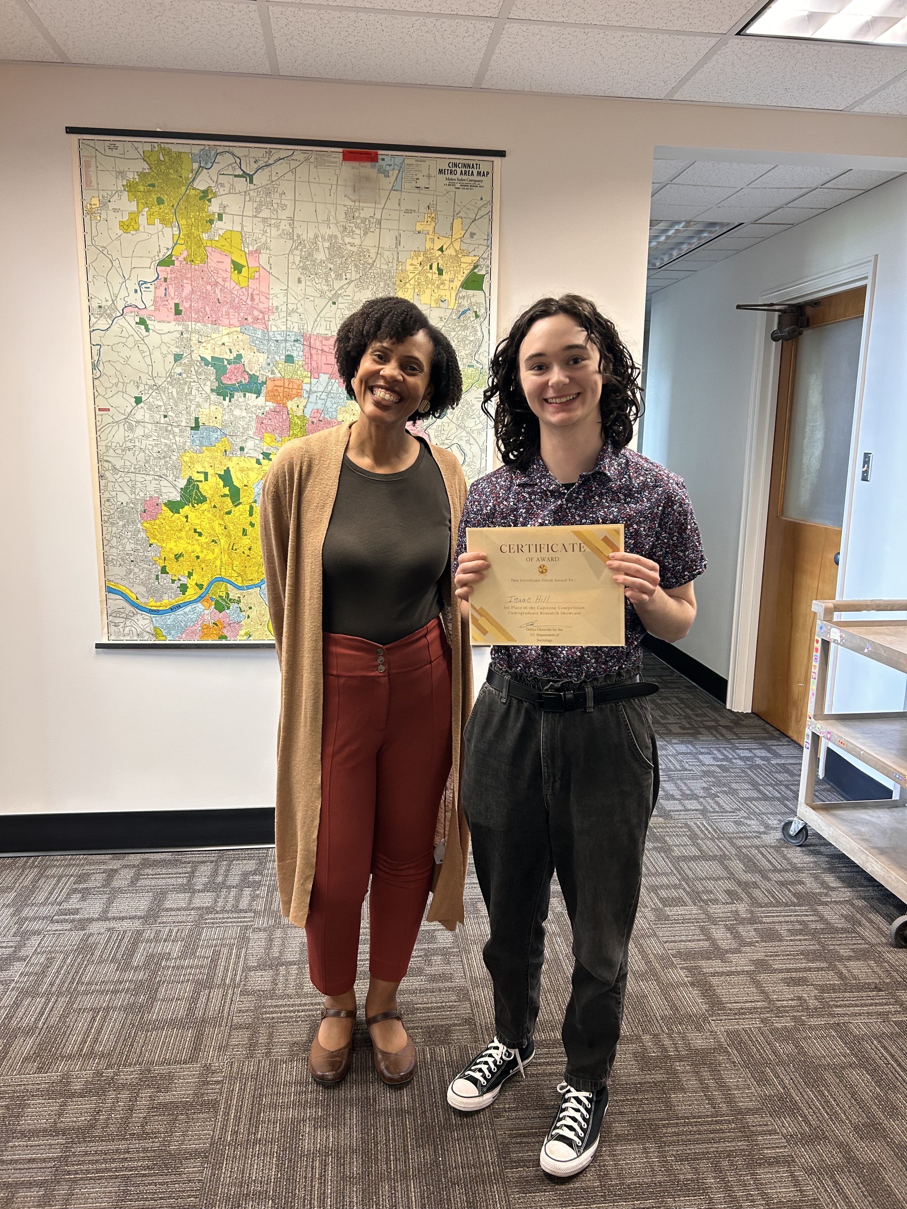Oneya Fennell Okuwobi posing with a student